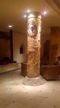 20170503_212056-colonne-sculptee-hotel-Sahara
