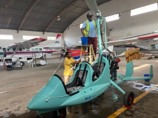 nettoyage-du-gyro par employés MAF-gyrocopter-africa
