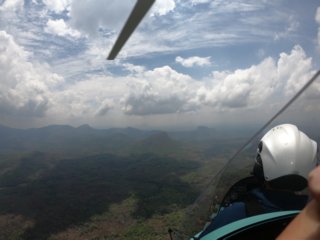 montagnes-vers-Cuamba-accrochent-nuages-gyrocopter-africa