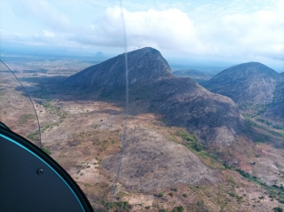 pitons-rocheux-nord-Mozambique gyrocopter 