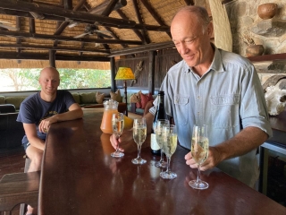 Derek-ouvre-le-champagne gyrocopter-africa